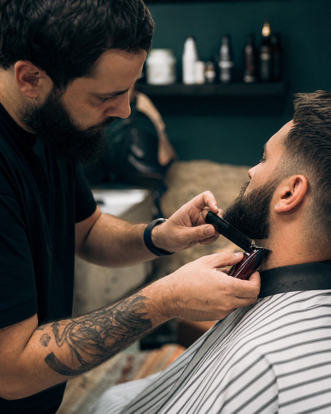 Barber pažljivo uređuje bradu klijentu.